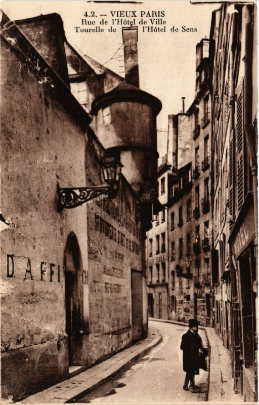 Carte postale ancienne Paris 4e Rue de l'Hotel de Ville-Tourelle de l'Hotel de Sens à Paris 4e