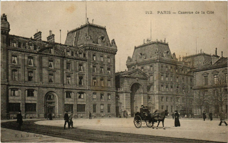 Carte postale ancienne Paris 4e Caserne de la Cité à Paris 4e