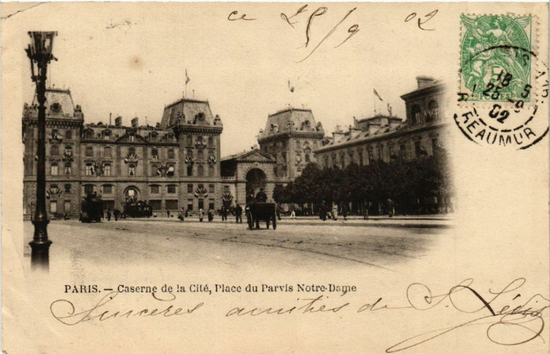 Carte postale ancienne Paris 4e Caserne de la Cité Place du Parvis Notre Dame à Paris 4e