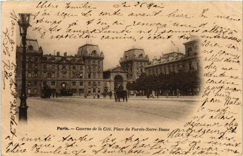 Carte postale ancienne Paris 4e Caserne de la Cité Place du Parvis Notre Dame à Paris 4e