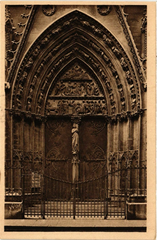 Carte postale ancienne Paris 4e Un des Portail de l'Entrée de la Cathédrale à Paris 4e