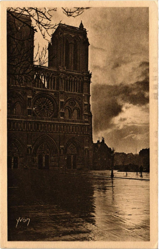 Carte postale ancienne Paris 4e Effet d'éclairage sur le Parvis de Notre Dame à Paris 4e