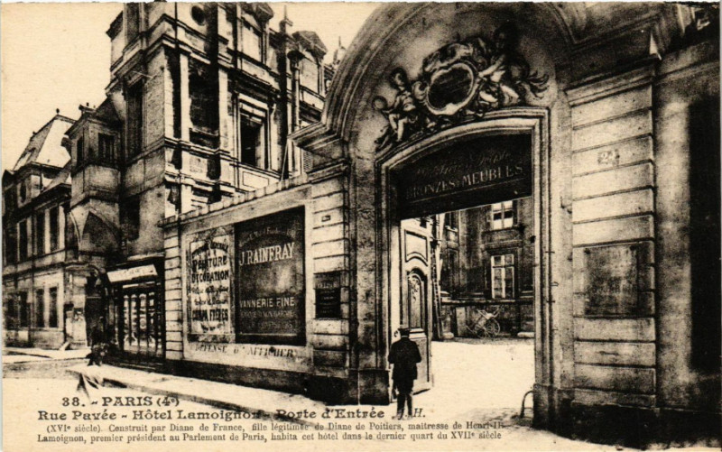 Carte postale ancienne Paris 4e Rue Pavée-Hotel Lamoignon-Porte d'entrée à Paris 4e