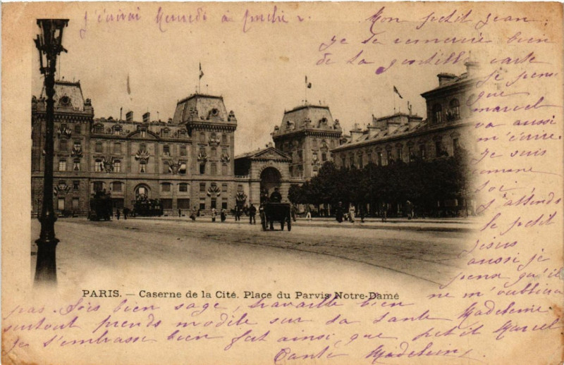 Carte postale ancienne Paris 4e Caserne de la Cité Place du Parvis Notre Dame à Paris 4e