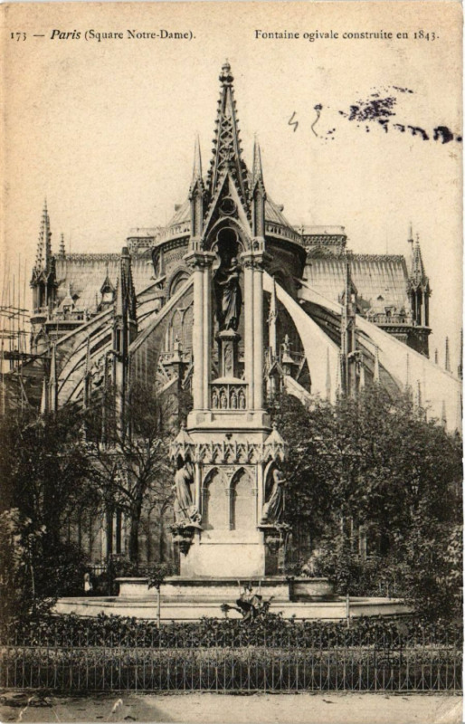 Carte postale ancienne Paris 4e Square Notre Dame. Fontaine ogivale construite en 1843 à Paris 4e