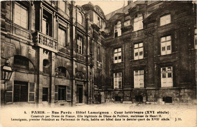 Carte postale ancienne Paris 4e Rue Pavée-Hotel Lamoignon-Cour intérieure à Paris 4e