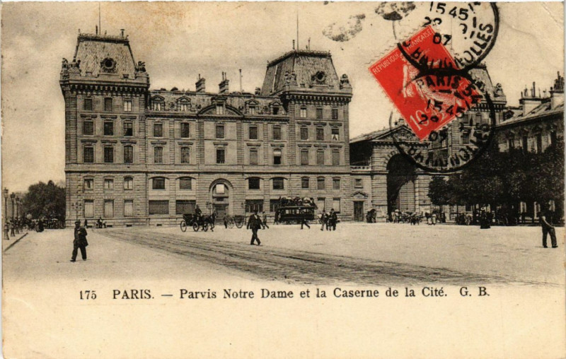 Carte postale ancienne Paris 4e Parvis Notre Dame et la Caserne de la Cité à Paris 4e