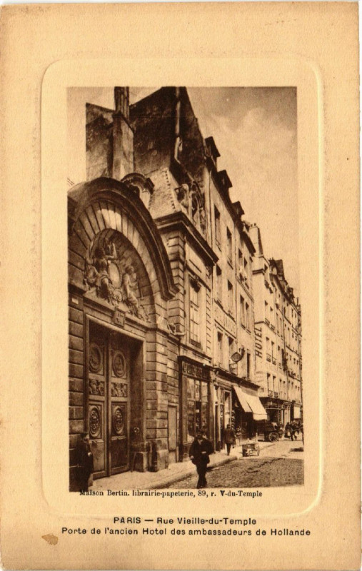 Carte postale ancienne Paris 4e Rue Vieille du Temple. Porte de l'ancien Hotel à Paris 4e