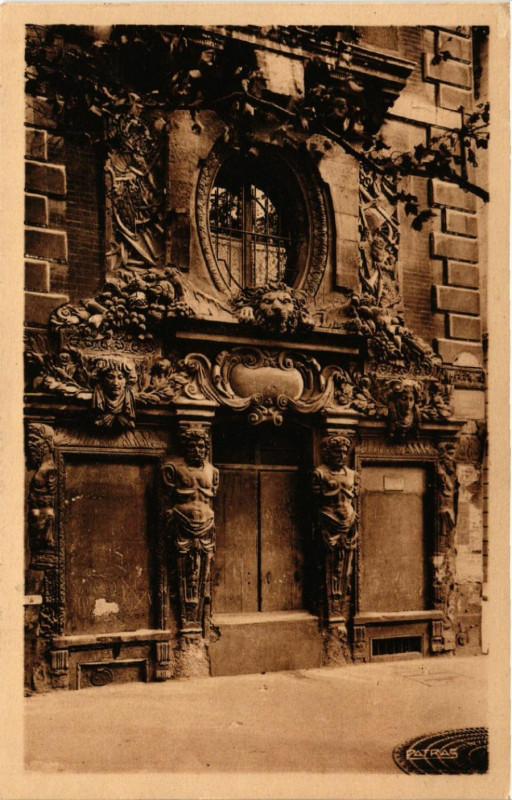 Carte postale ancienne Paris 4e Ecole Massillon-Un détail de la Facade à Paris 4e