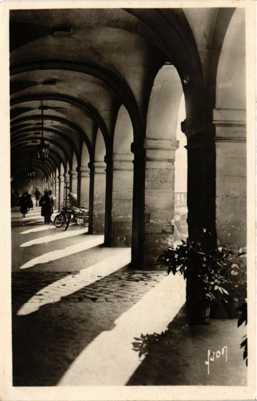 Carte postale ancienne Paris 4e Arcades de la Place des Vosges à Paris 4e