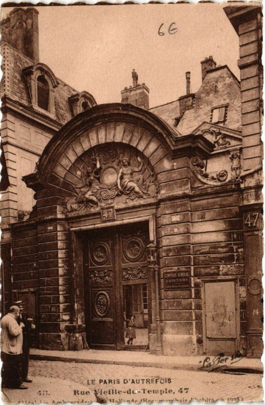 Carte postale ancienne Paris 4e Rue Vieille du Temple. Porte de l'ancien Hotel à Paris 4e
