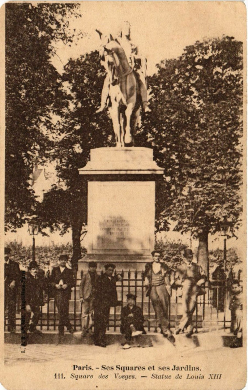 Carte postale ancienne Paris 4e Square des Vosges-Statue de Louis Xiii à Paris 4e