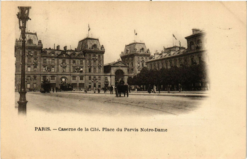 Carte postale ancienne Paris 4e Caserne de la Cité. Place du Parvis Notre Dame à Paris 4e