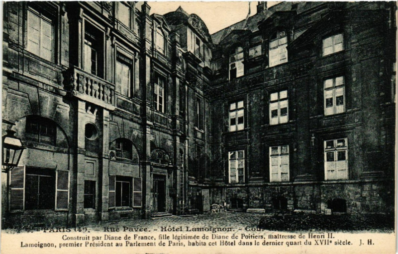 Carte postale ancienne Paris 4e Rue Pavée-Hotel Lamoignon-Cour intérieure à Paris 4e