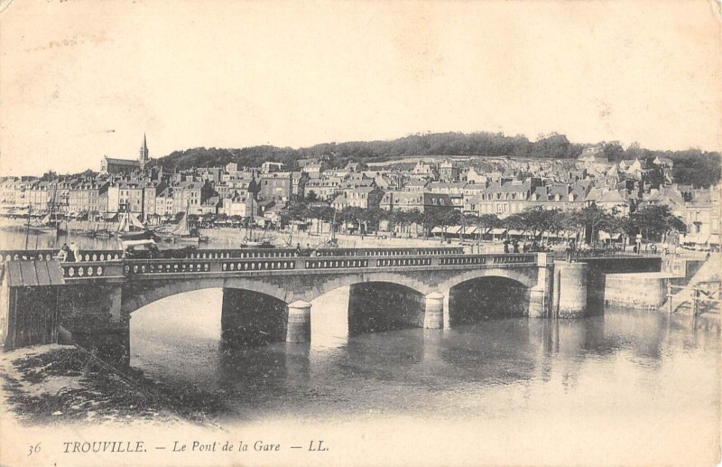 Carte postale ancienne Trouville Le Pont De La Gare