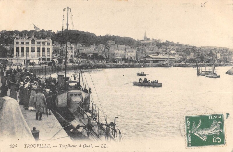 Carte postale ancienne Trouville Torpilleur A Quai