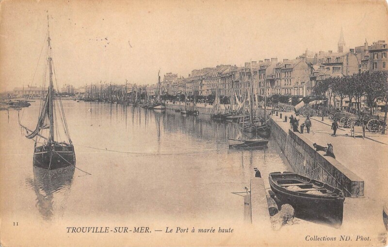 Carte postale ancienne Trouville Sur Mer Le Port A Maree Haute à Trouville-sur-Mer