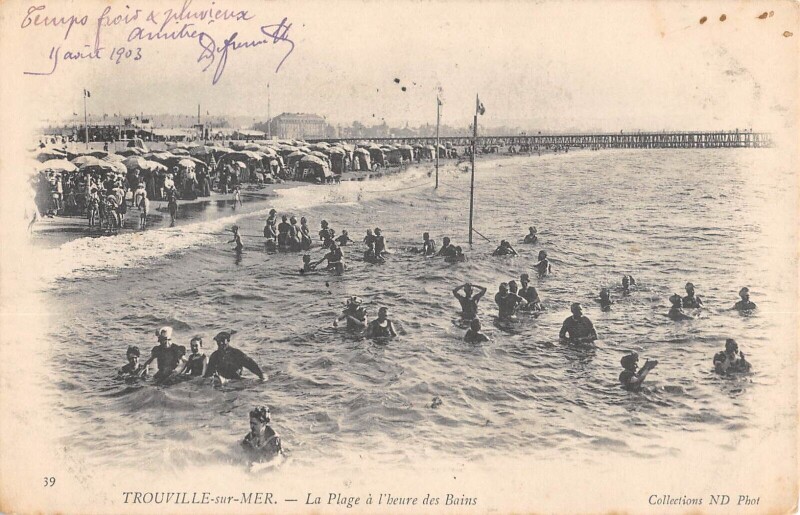 Carte postale ancienne Trouville Sur Mer La Plage A L'Heure Des Bains à Trouville-sur-Mer