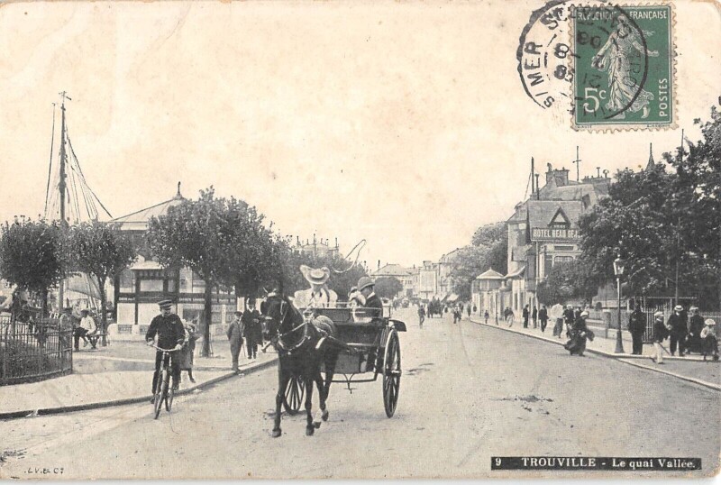 Carte postale ancienne Trouville Le Quai Vallee