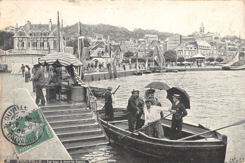 Carte postale ancienne Trouville Le Bac A Maree Haute