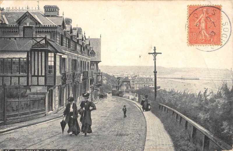 Carte postale ancienne Trouville Le Calvaire