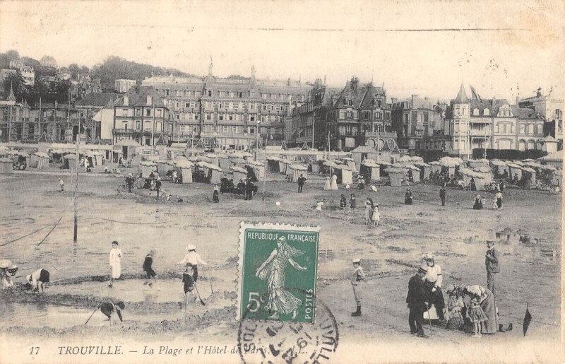 Carte postale ancienne Trouville La Plage Et Hotel De Paris