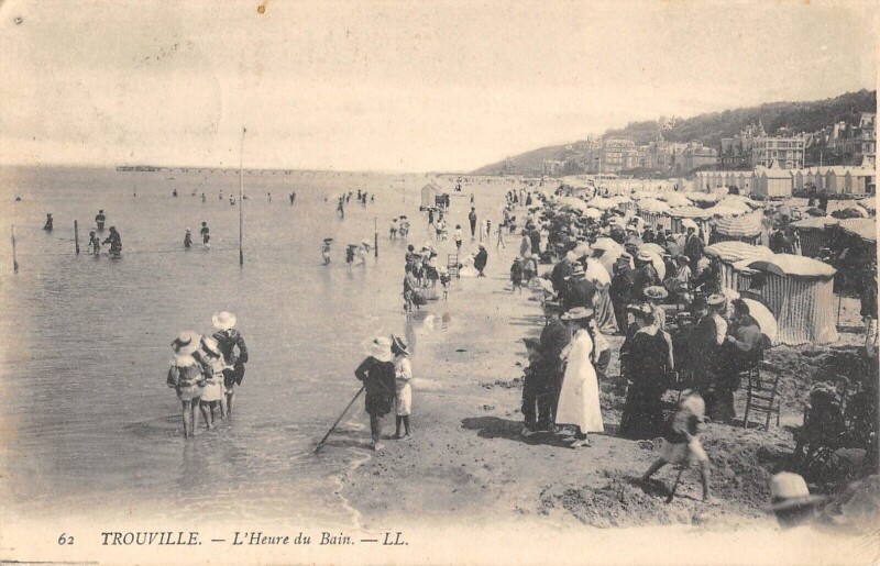 Carte postale ancienne Trouville L'Heure Du Bain