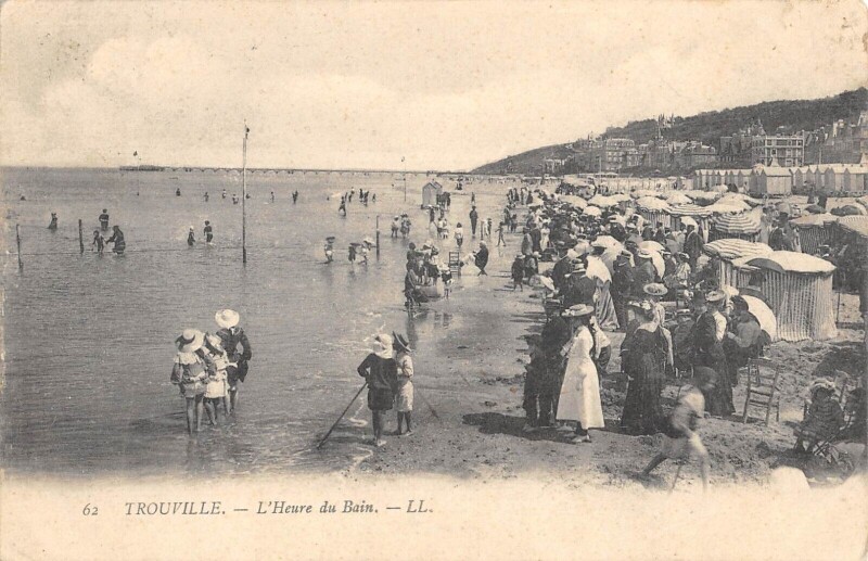 Carte postale ancienne Trouville L'Heure Du Bain