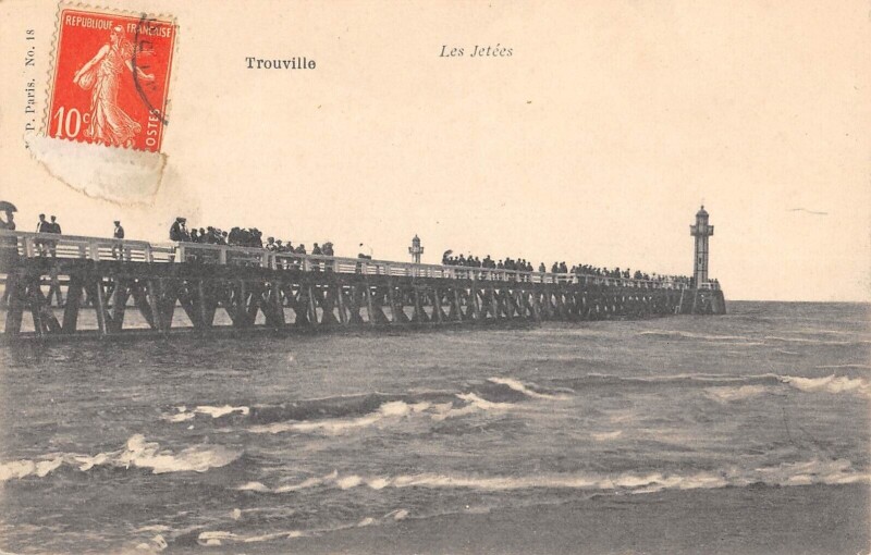Carte postale ancienne Trouville Les Jetees