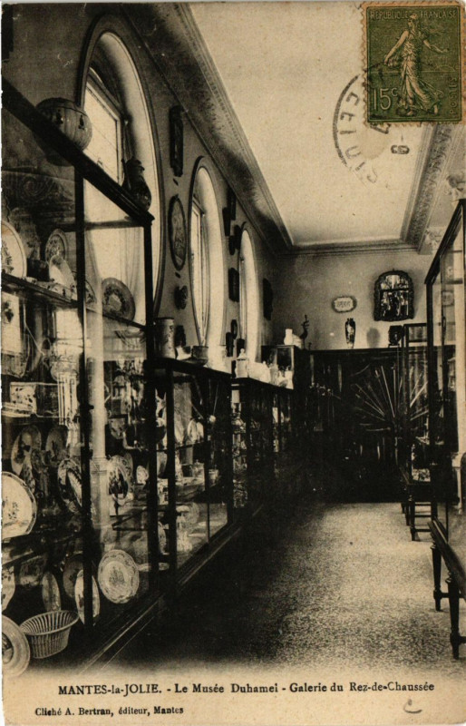 Carte postale ancienne Mantes-la-Jolie - Le Musée Duhamel-Galerie du Rez-de-Chaussée à Mantes-la-Jolie