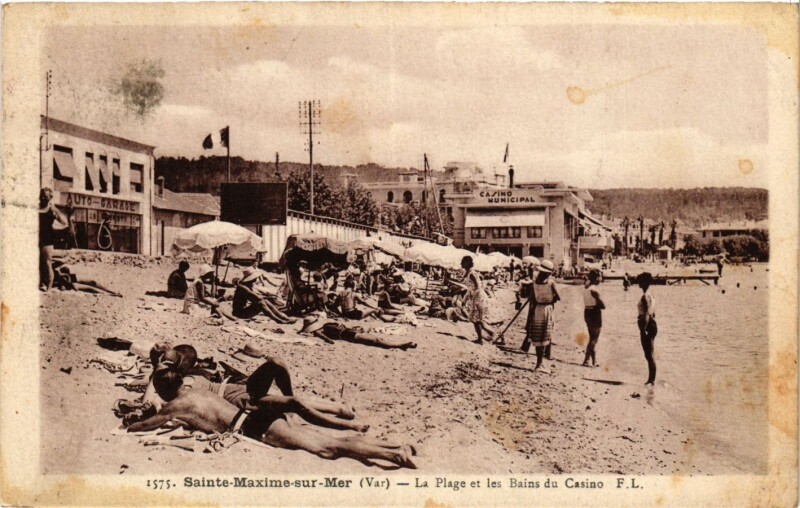 Carte postale ancienne Sainte-Maxime La Plage et-les-Bains du Casino à Sainte-Maxime