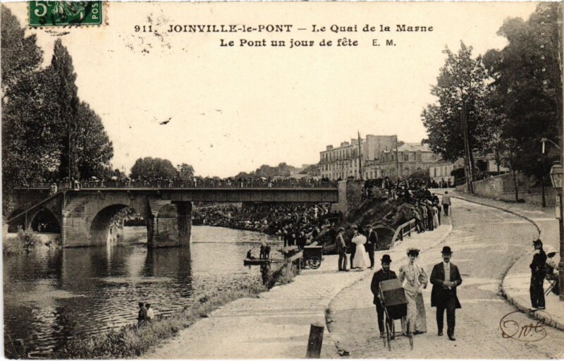 Carte postale ancienne Joinville le Pont Le Quai, Le Pont un jour de fete France à Joinville-le-Pont