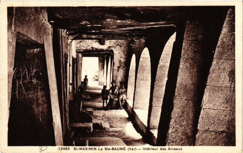 Carte postale ancienne Intérieur des Arceaux à Saint-Maximin-la-Sainte-Baume