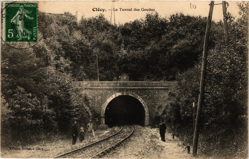 Carte postale ancienne Clecy - Le Tunnel des Gouttes à Clécy