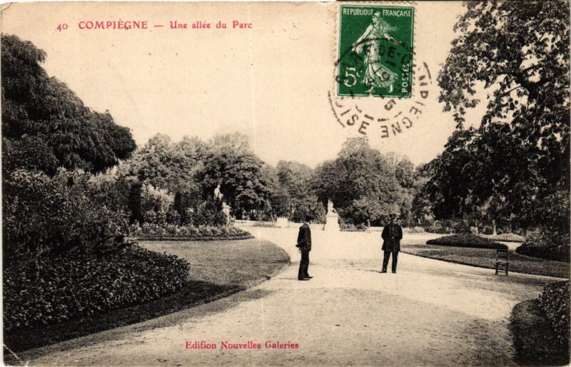 Carte postale ancienne Compiegne - Une allée du Parc à Compiègne