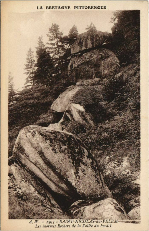 Carte postale ancienne St.Nicolas du Pelem Les enormes Rochers France