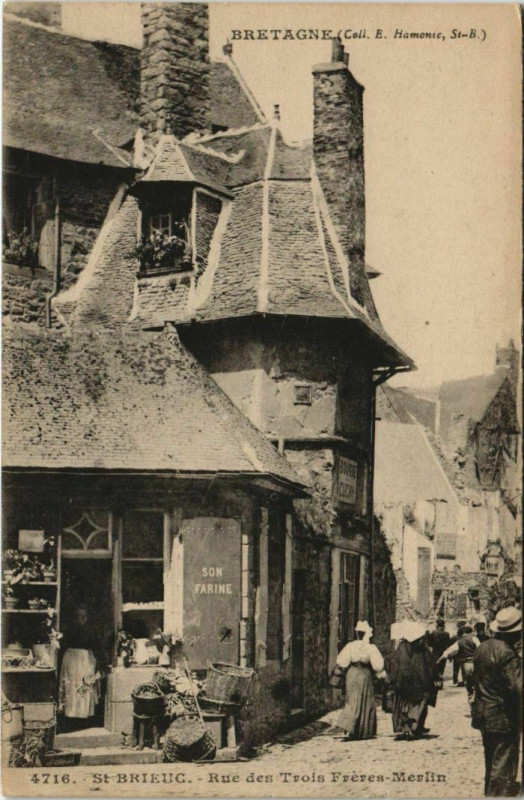 Carte postale ancienne St.Brieuc Rue des Trois Freres Merlin France
