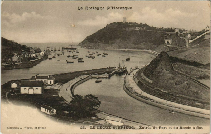 Carte postale ancienne Le Legue St.Brieuc Entree du Port et du Bassin France