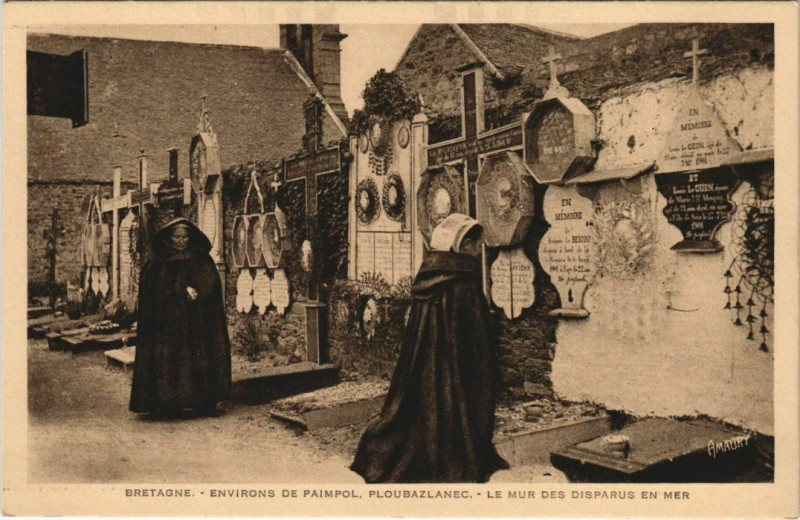 Carte postale ancienne Env.de Paimpol Le Mur des Disparus en Mer France à Paimpol