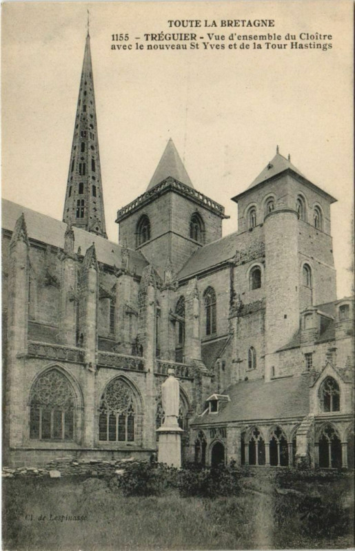 Carte postale ancienne Treguier Vue d'ensemble du Cloitre France