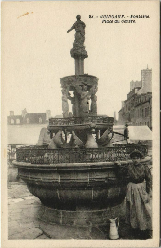 Carte postale ancienne Guingamp Fontaine, Place du Centre France à Guingamp