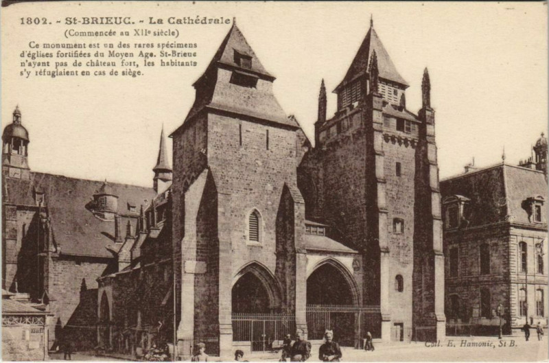 Carte postale ancienne La Cathédrale (Commencée au XIIe siècle) à Saint-Brieuc