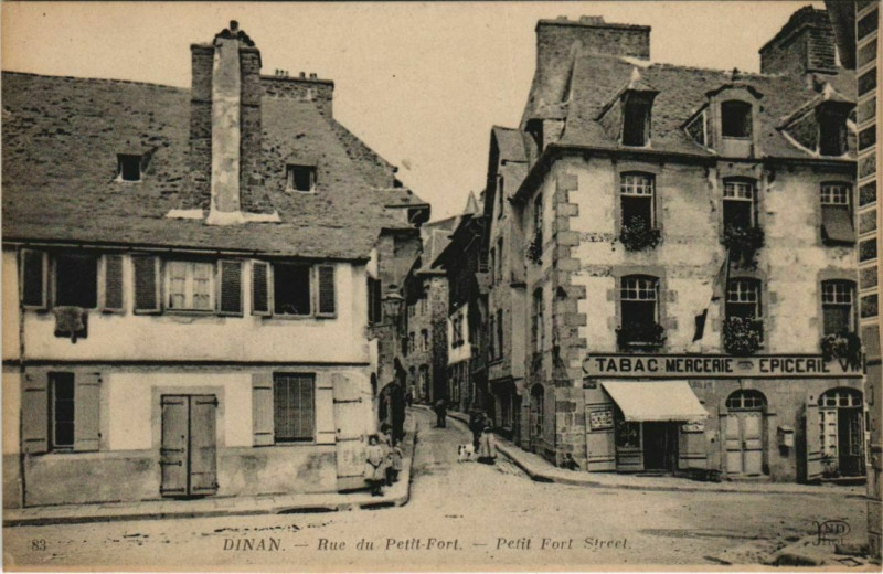 Carte postale ancienne Dinan Rue du Petit Fort France à Dinan