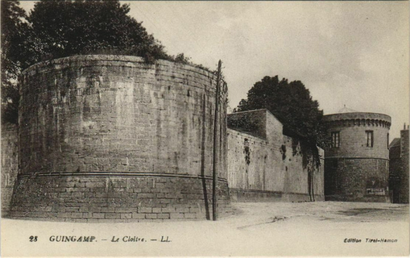 Carte postale ancienne Guingamp Le Cloitre France à Guingamp