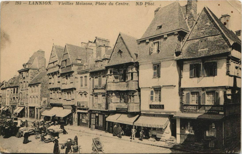 Carte postale ancienne Lannion Vieilles Maisons, Place du Centre France à Lannion