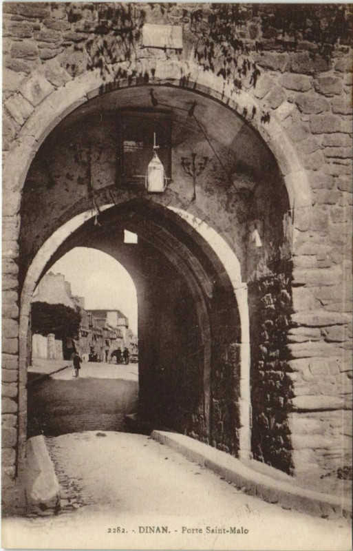 Carte postale ancienne Dinan Porte Saint-Malo France à Dinan