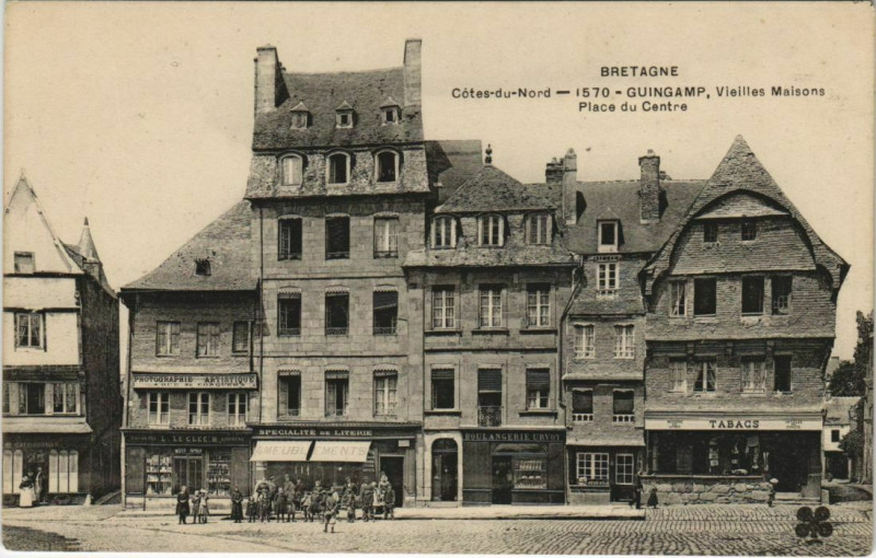Carte postale ancienne Guingamp Vieilles Maisons, Place du Centre France à Guingamp