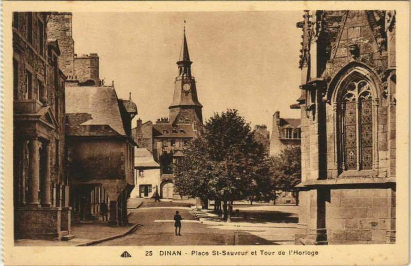 Carte postale ancienne Dinan Place St.Sauveur et Tour de l'Horloge France à Dinan