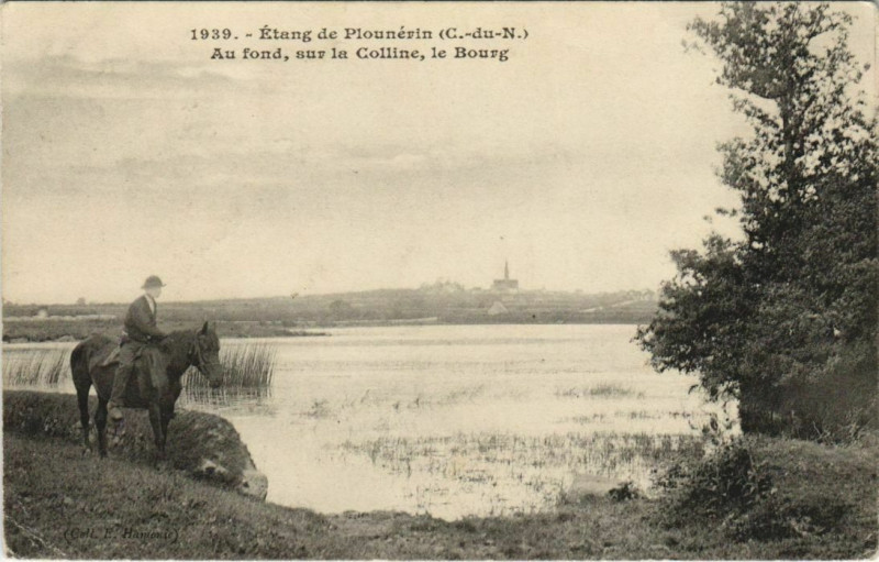 Carte postale ancienne Etang de Plounérin - Au fond, sur la Colline, le Bourg à Plounérin