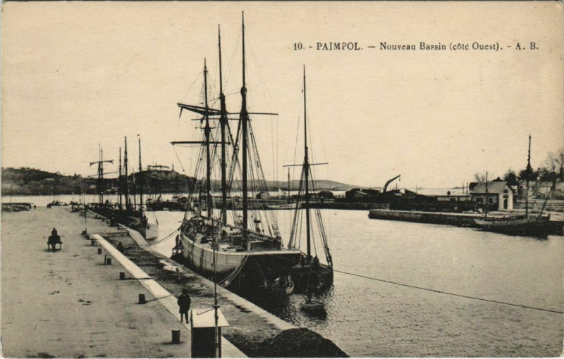 Carte postale ancienne Paimpol Nouveau Bassin France à Paimpol